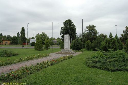 Hatvan talÃ¡lkozÃ¡si Ã©s csatlakozÃ¡si pont " MÃ¡rtÃ­rok tere az emlÃ©kmÅ± mÃ¶gÃ¶tti placcon " 
